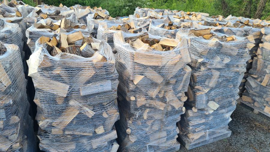 Palette de bûches FENDUES Prémium en vrac 1,8 stères bois sec < 20% humidité Palette de bûches FENDUES Prémium en vrac 1,8 stères bois sec < 20% humidité